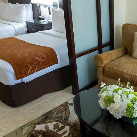 Comfort Suites Paradise Island Creek Village Екстер'єр фото