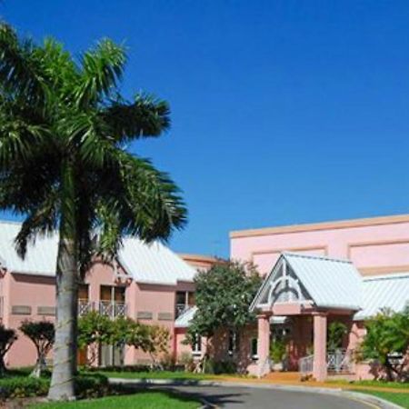 Comfort Suites Paradise Island Creek Village Екстер'єр фото